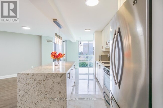 Building Photo - 3650 Kaneff Crescent