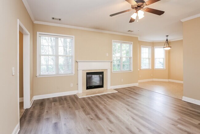 Foto del edificio - 906 Lakeside Ct