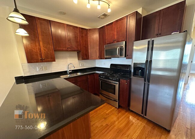Foto del edificio - 6309 N Albany Ave