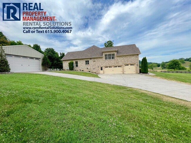 Building Photo - Stunning executive home on 6 acres in Thom...