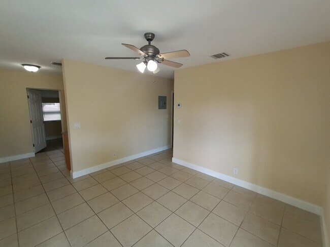 Foto del edificio - 3/2 HOME FOR RENT.  FENCED BACK YARD