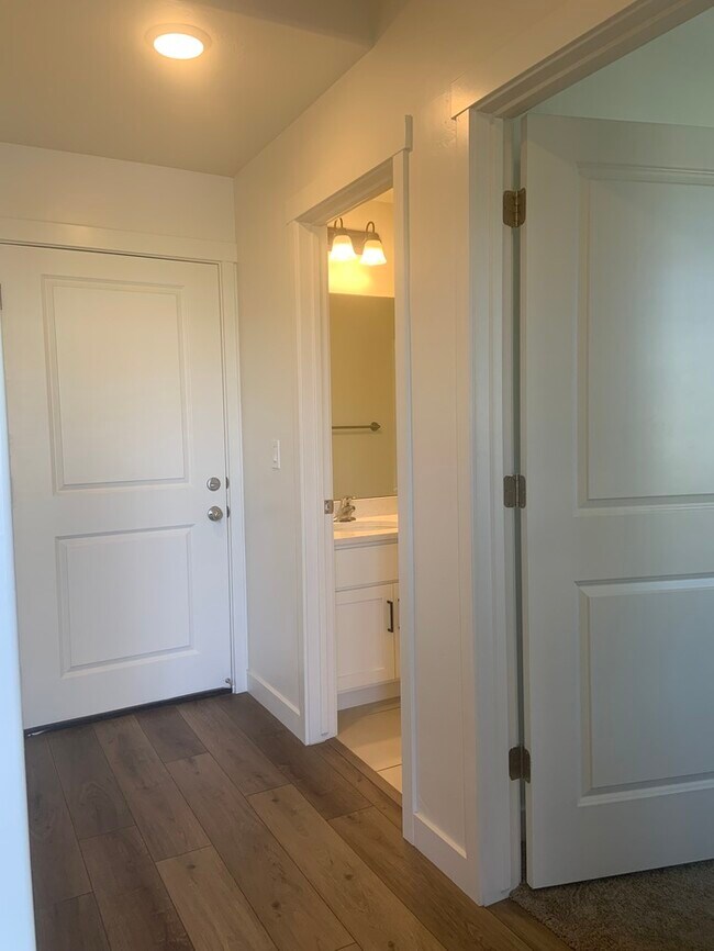 Building Photo - Stylish Townhome in American Fork