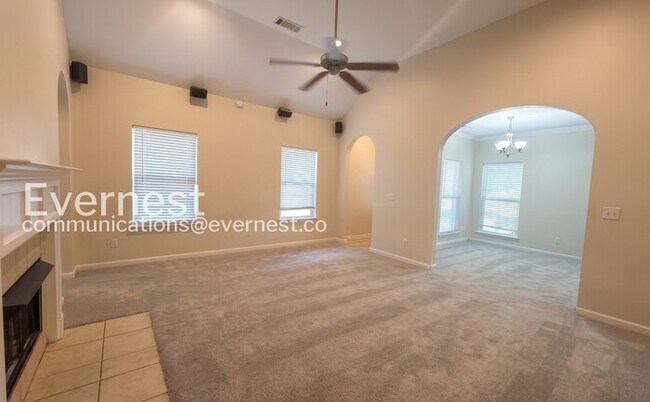 Foto del edificio - 3 Bed, 2 Bath Home with Garage / Available Now!