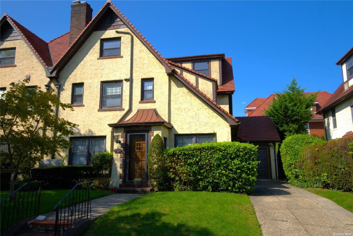 Primary Photo - 100-11 70th Ave