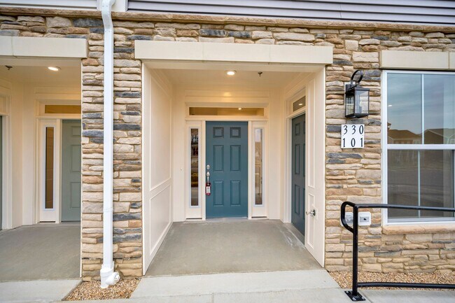 Foto del edificio - Close to everything!  Skyline at Embrey Mill!  Brand New Live and Work Townhomes.