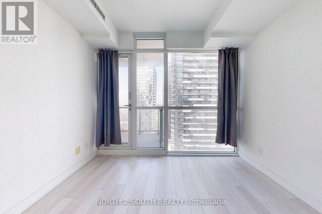 Building Photo - 290 Adelaide St W