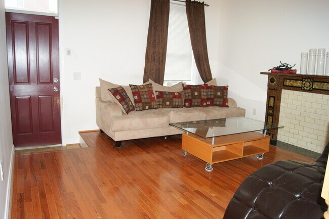 Foto del edificio - 3BR/1.5BA Beautiful Townhome in East Monum...