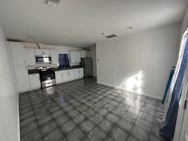 Foto del edificio - 8123 Tilden Ave