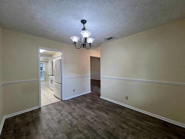 Foto del edificio - Adorable 3/2 on large corner lot