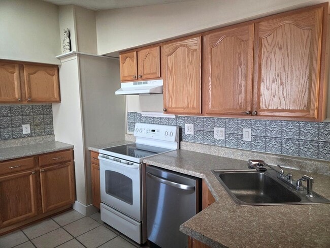 Building Photo - 645 Linden Ln