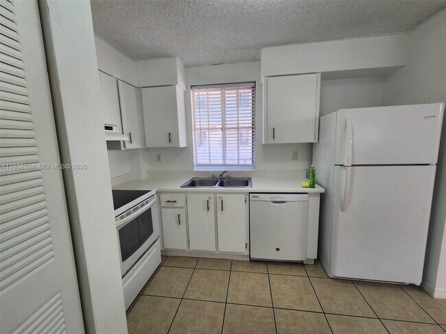 Foto del edificio - 6195 NW 186th St