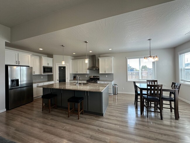 Building Photo - 3 bedroom, 2.5 bath with bonus room in Wes...