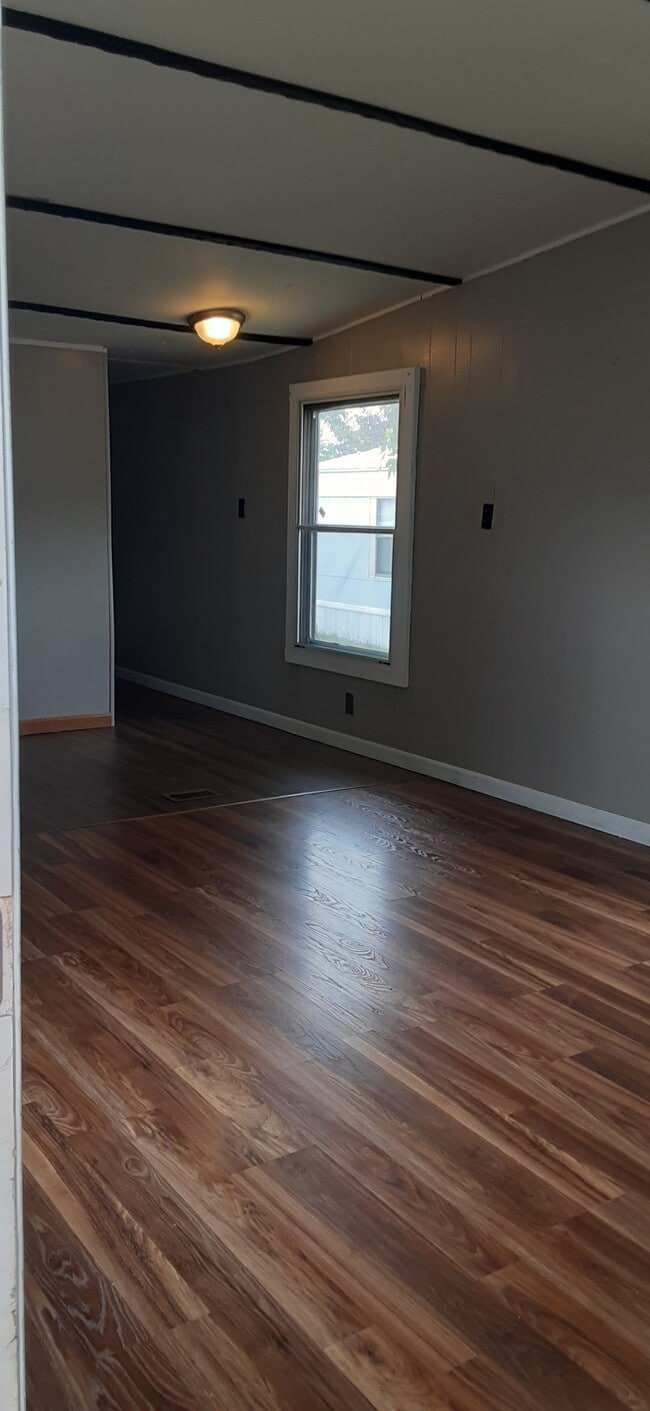 Building Photo - 360 Golden Dale Dr