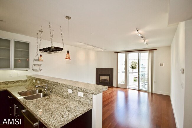 Building Photo - 2 br, 2 bath House - 75 Moss Street #14