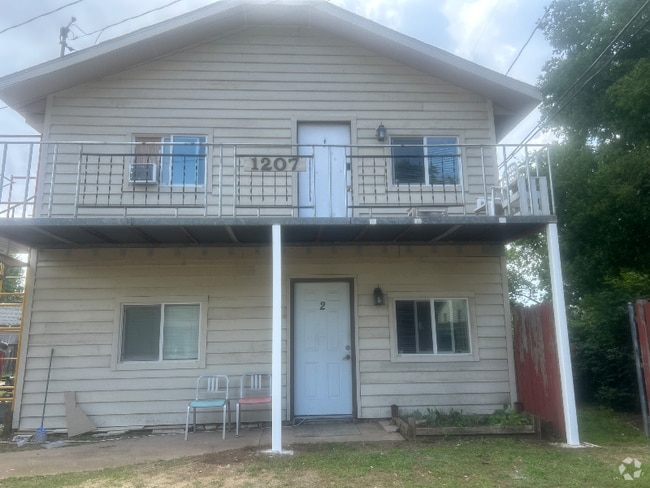 Building Photo - 1207 N Ross Ave