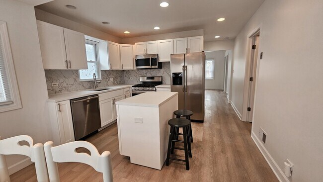 Foto del edificio - 2704 N New England Ave