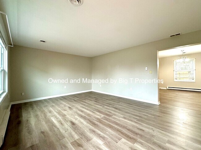 Building Photo - Conveniently located cozy single family house