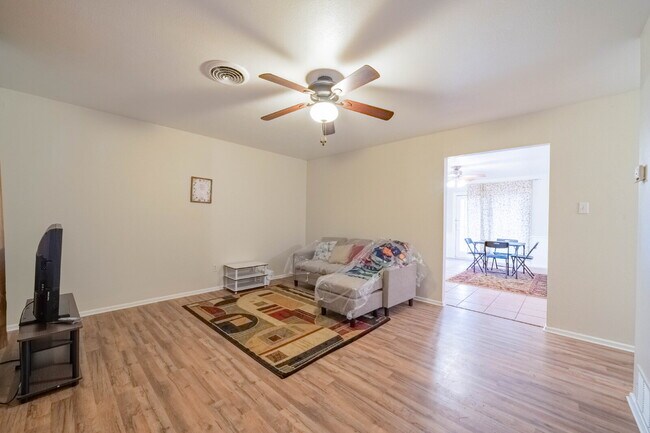 Foto del edificio - Vintage 3 Bedroom Home w/ Large Backyard