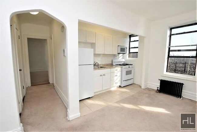 Building Photo - 43 AVENUE