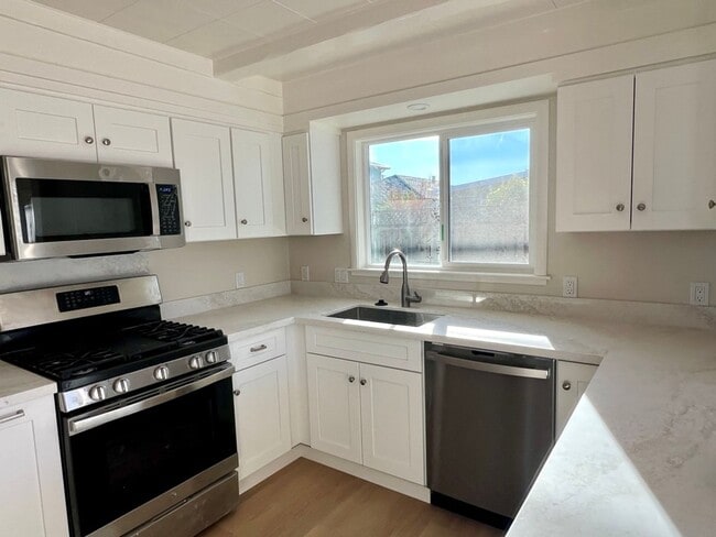 Building Photo - Lovely corner lot home in throwing distance to popular Parkside Montessori home with lots of natu...