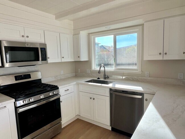 Foto del edificio - Lovely corner lot home in throwing distance to popular Parkside Montessori home with lots of natu...