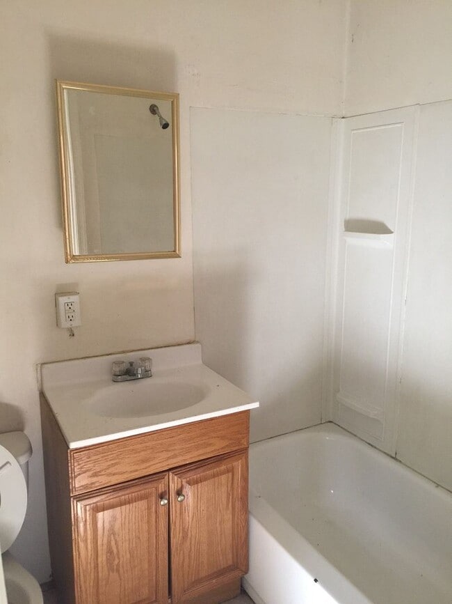 Building Photo - 3 br, 2 bath House - 261 N. SHERMAN STREET