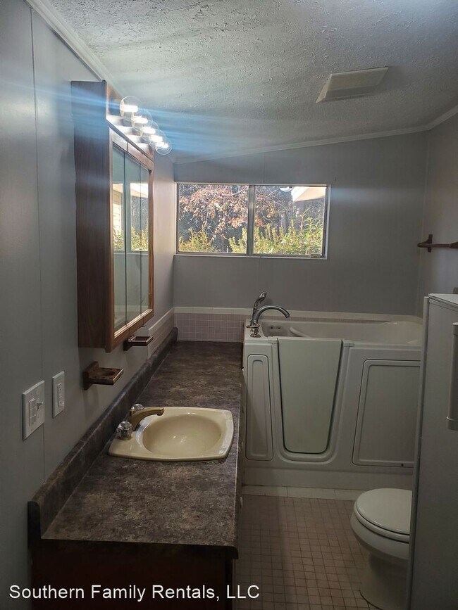 Building Photo - 4 br, 2 bath House - 419 Airport Rd