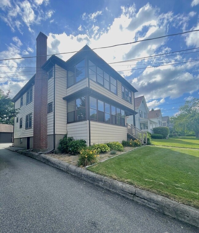 Building Photo - 164 Vernon St