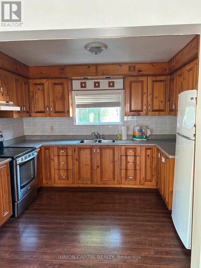 Photo du bâtiment - 74 37th St N