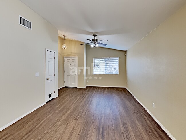 Foto del edificio - 7049 E Strike Eagle Way