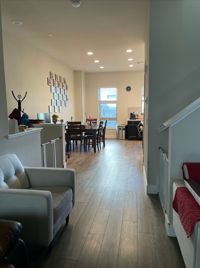 Foto del edificio - 1781 Hazelnut Ln