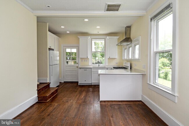 Building Photo - 626 23rd St S