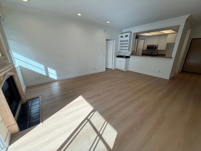 Building Photo - 15507 Moorpark St