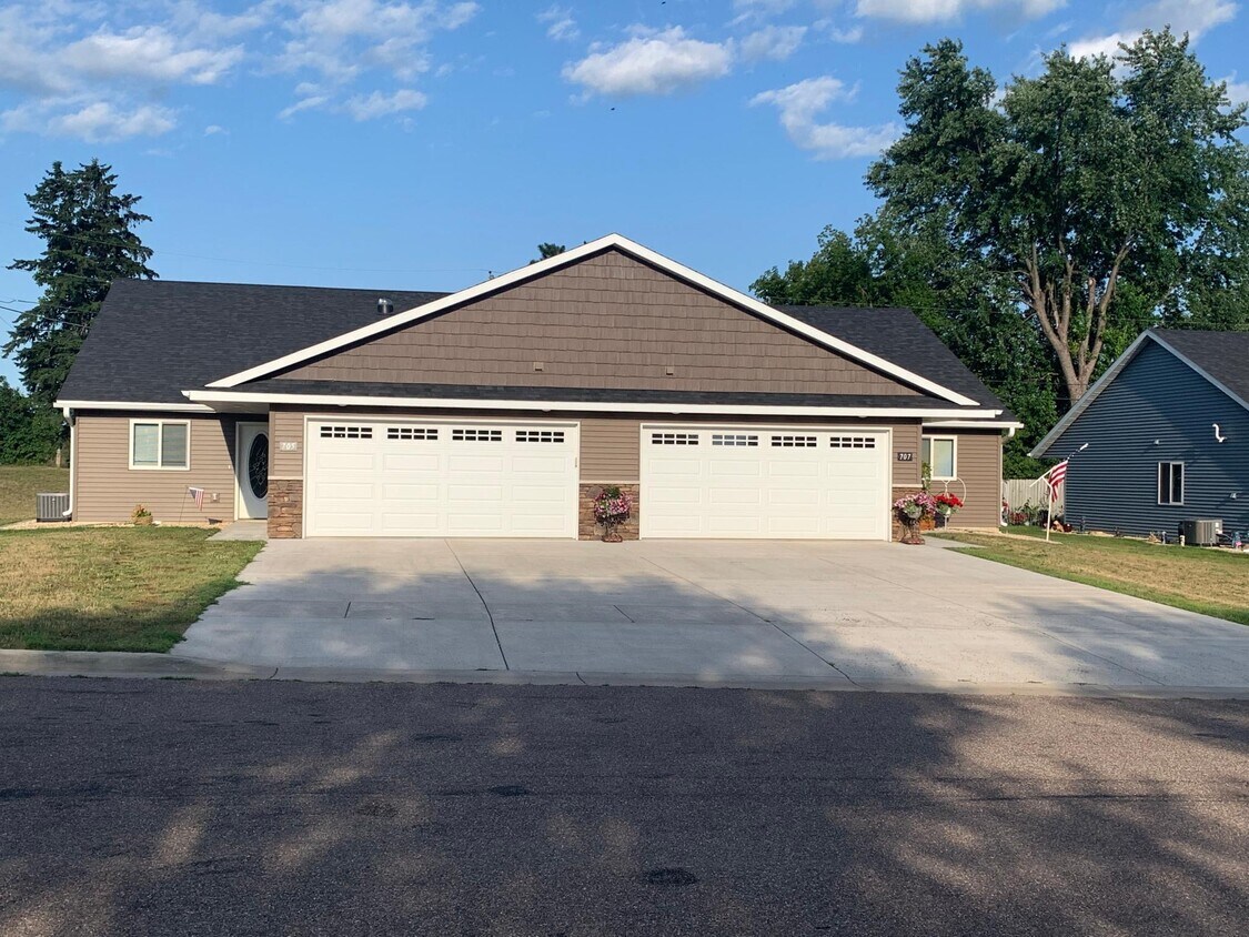 878 E Wisconsin St Unit 1, Chippewa Falls, WI 54729 Condo for Rent in