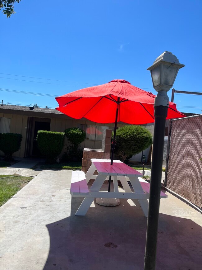 Área de picnic con barbacoa con vista a la entrada del apartamento A - 4607 Plaza Ln
