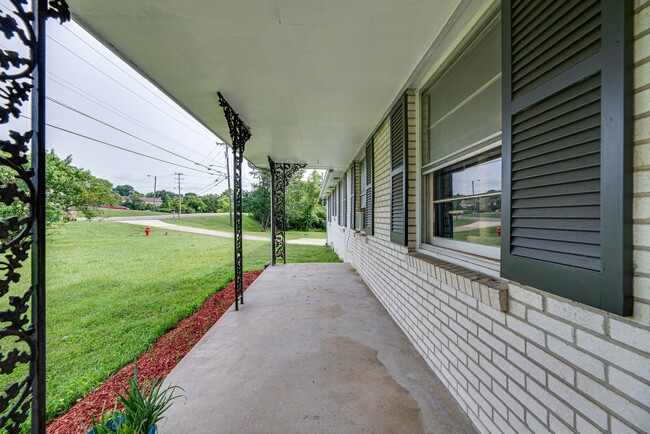Building Photo - 808 Skyline Ridge Drive
