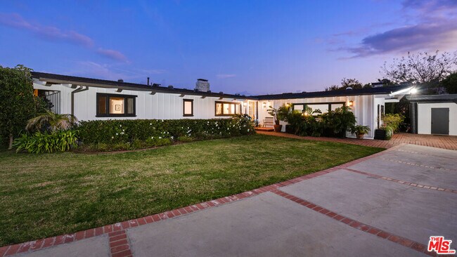 Building Photo - 7005 Grasswood Ave