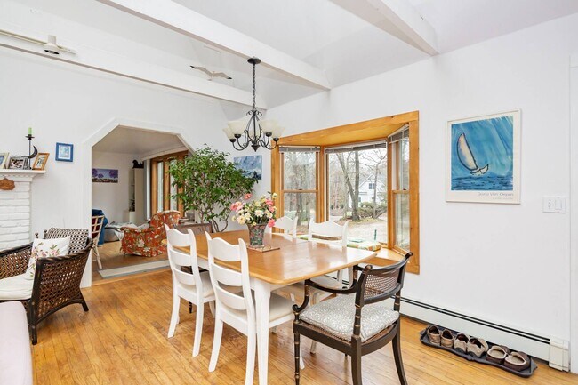 Photo - 145 Pembroke Dr House