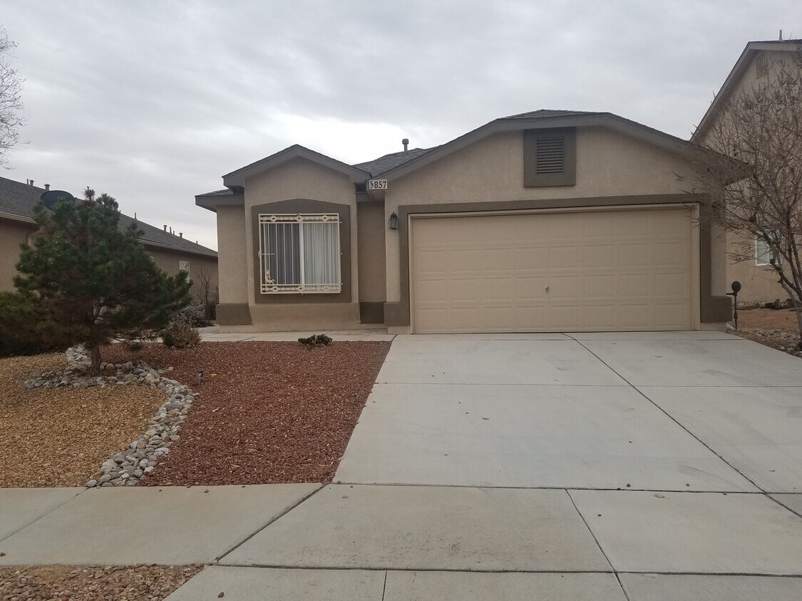 Super cute 3 bed 2 bath home in Huning Ranch House Rental in Los