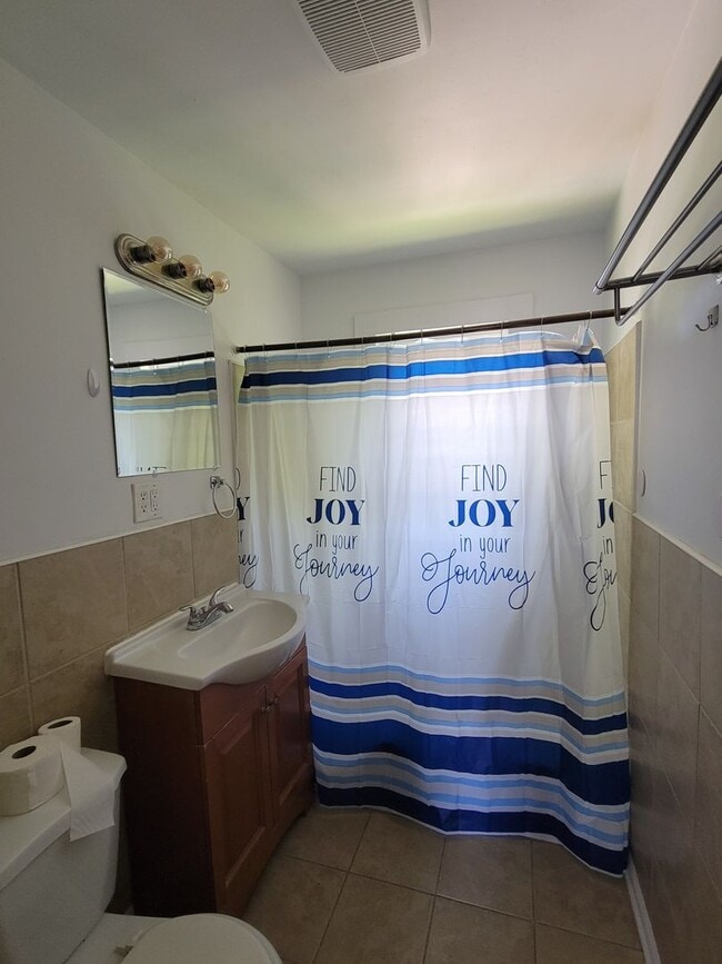 Building Photo - 408 Hanbury Ave