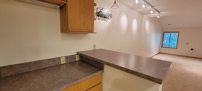 Foto del edificio - Redmond Bridle Trails One bedroom!
