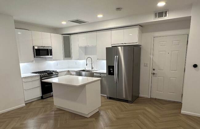 Building Photo - 1119 Poinsettia Dr