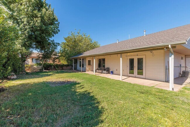 Foto del edificio - Stunning 4 Bedroom Home in St. George! Pet Friendly!