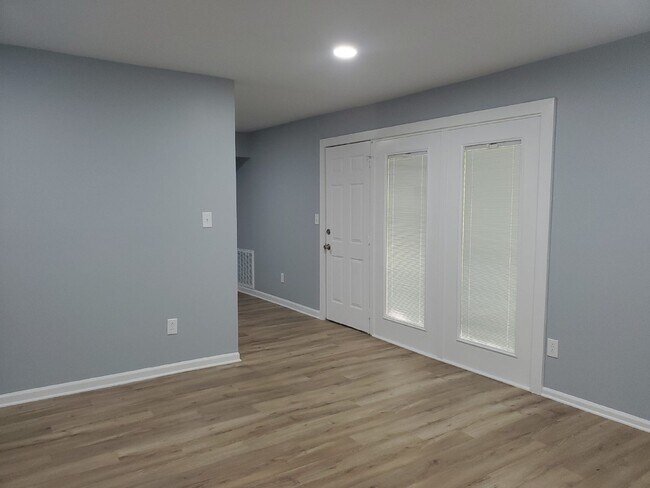 Foto del edificio - $500 off one month.  Call for details. "Ch...