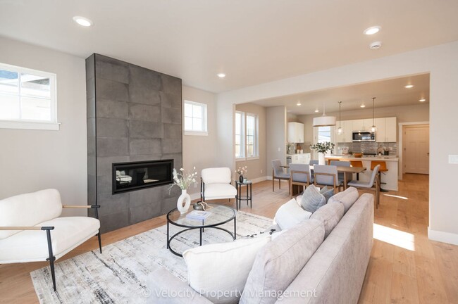 Building Photo - Brand New SE Bend Home!