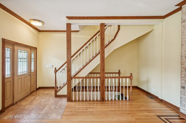 Building Photo - 3035 N Leavitt St