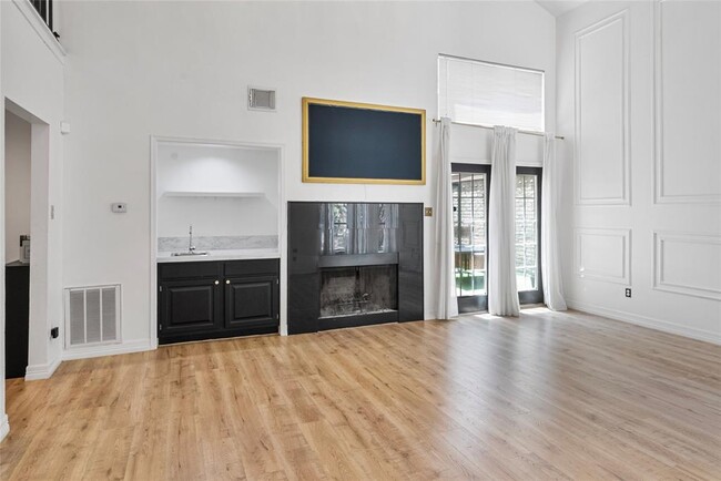 Building Photo - 8033 Oakwood Forest Dr