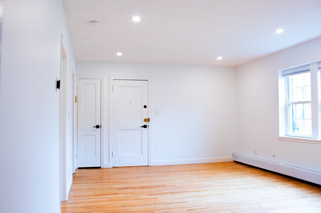 Foto del edificio - 33 Hammond Pond Pkwy
