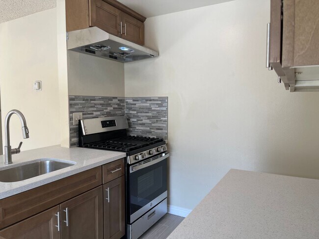 Foto del edificio - BELLA APARTMENTS: Beautiful 1 Bed / 1 Bath...