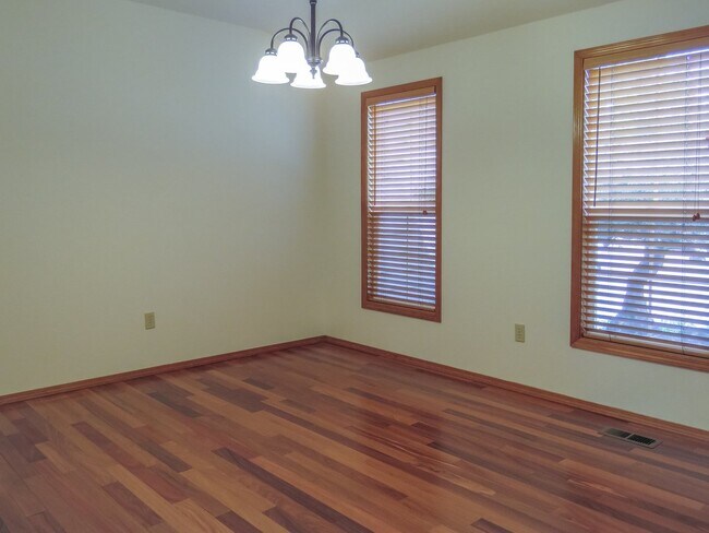 Foto del edificio - Charming 3 bedroom 2 bathroom home availab...